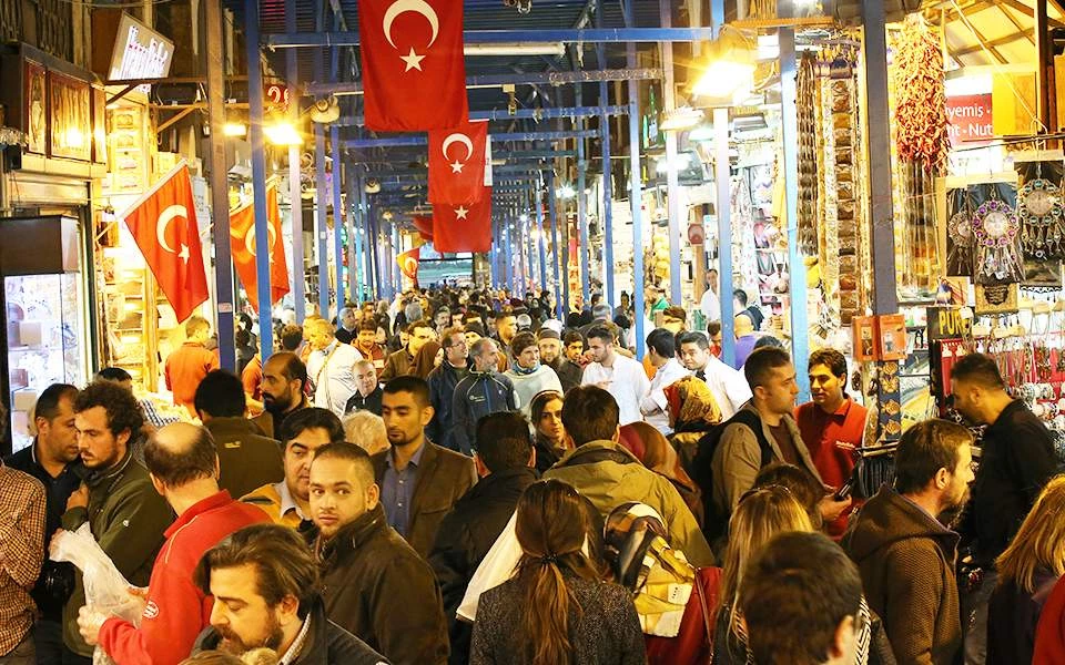 Οι Τούρκοι στρέφονται μαζικά στον χρυσό – «Απογυμνωμένη» η τουρκική οικονομία από την σταδιακή κατάρρευση της λίρας